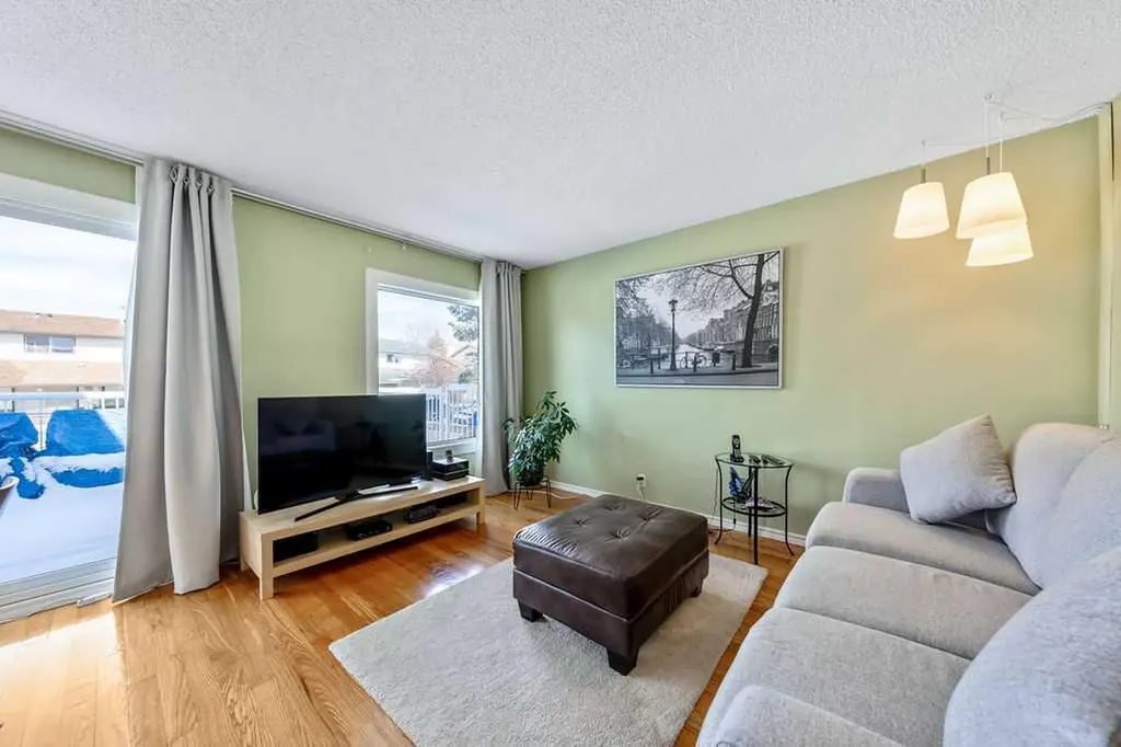 50 Cedarwood Rise SW Calgary AB T2W3H9