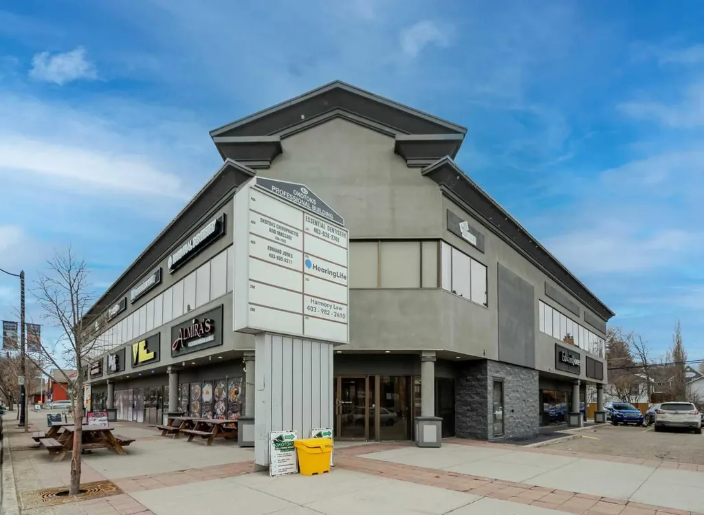 40 Elizabeth Street Okotoks AB T1S1A2