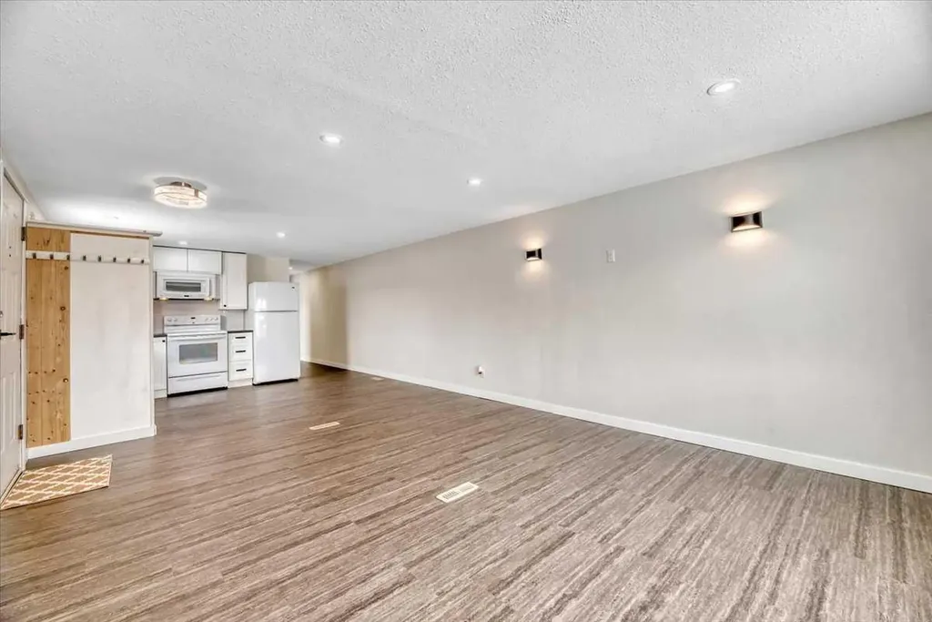 6220 17 Avenue SE Calgary AB T2A 0W6