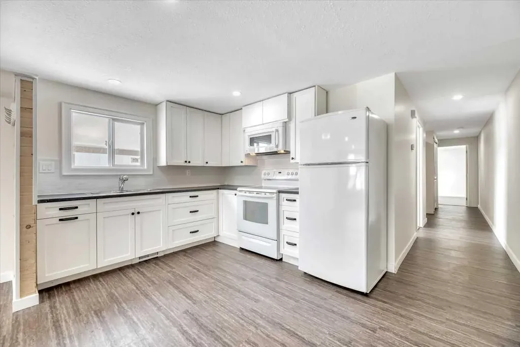 6220 17 Avenue SE Calgary AB T2A 0W6