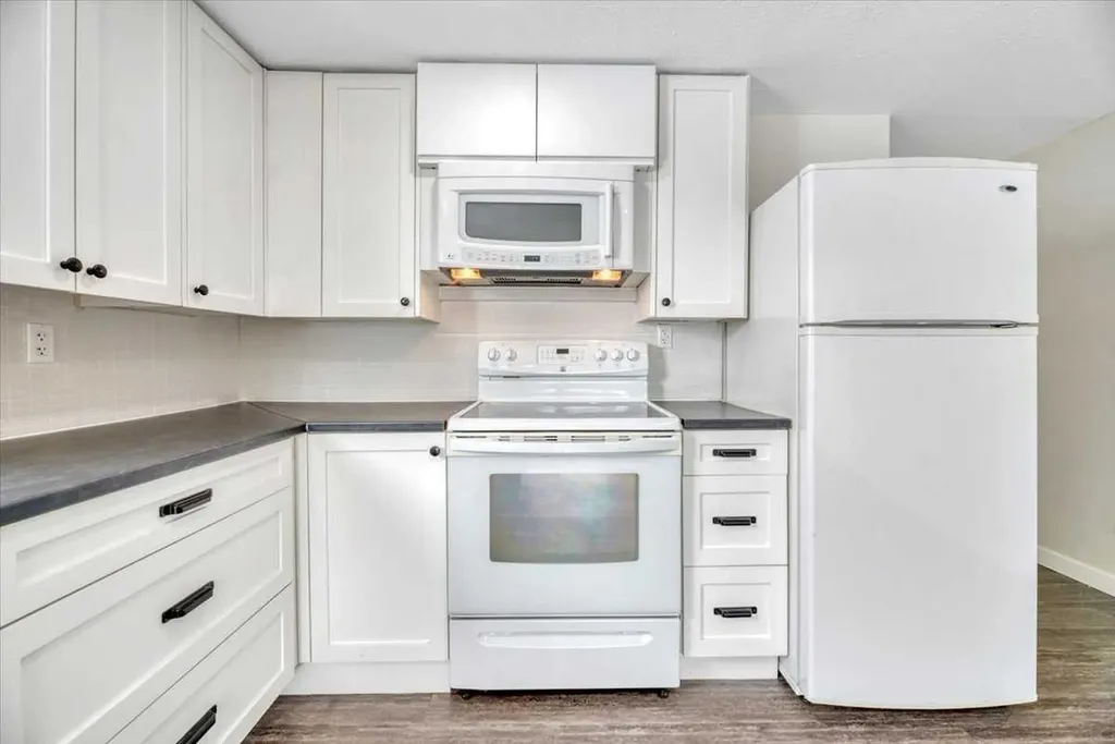 6220 17 Avenue SE Calgary AB T2A 0W6