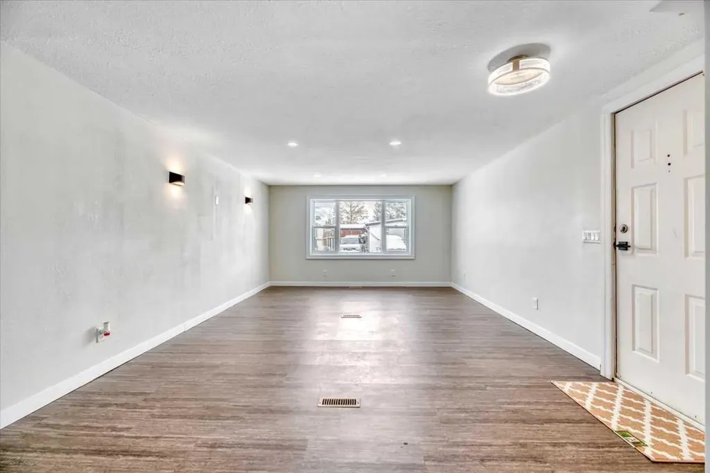 6220 17 Avenue SE Calgary AB T2A 0W6