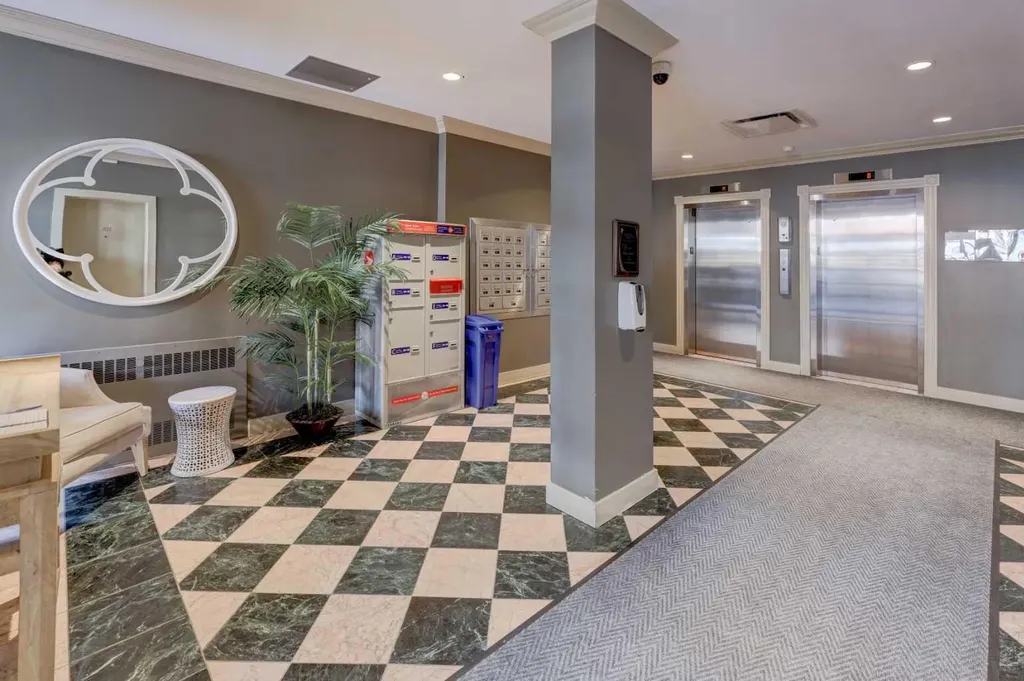 323 13 Avenue SW Calgary AB T2R 0K3