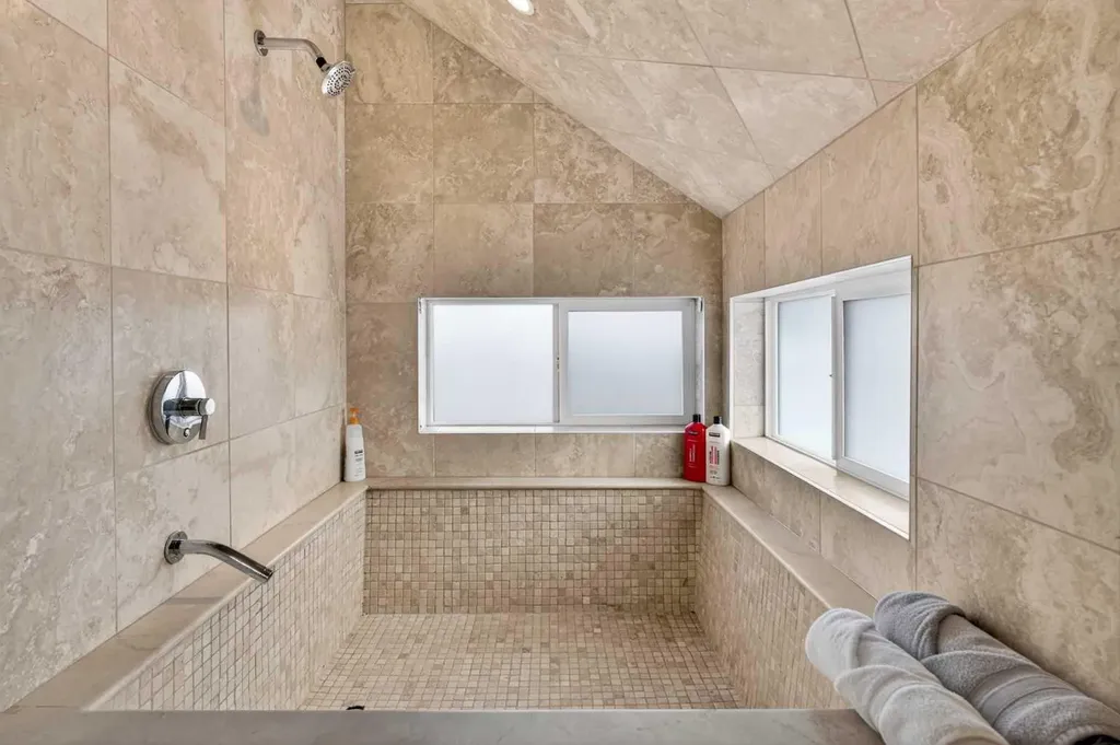 714 7 Avenue NE Calgary AB T2E 0N5