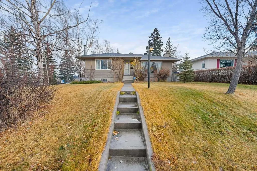 3204 24a Street SW Calgary AB T3C 1W7