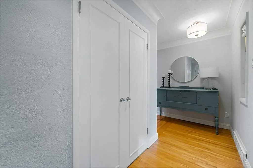 3204 24a Street SW Calgary AB T3C 1W7