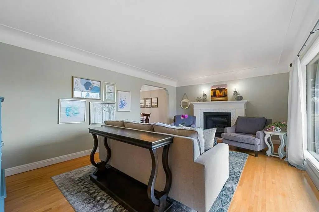 3204 24a Street SW Calgary AB T3C 1W7