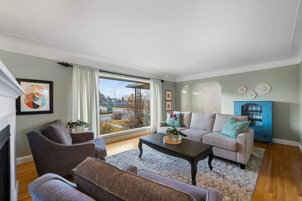 3204 24a Street SW Calgary AB T3C 1W7
