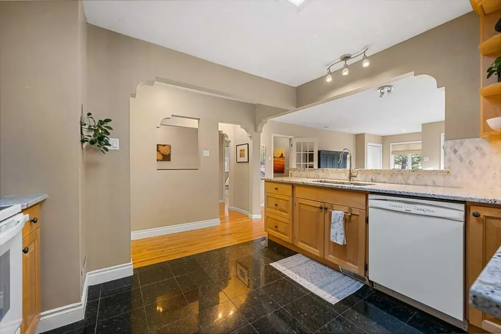3204 24a Street SW Calgary AB T3C 1W7
