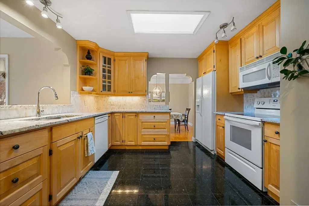 3204 24a Street SW Calgary AB T3C 1W7