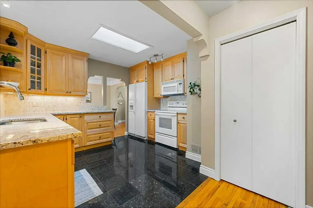 3204 24a Street SW Calgary AB T3C 1W7