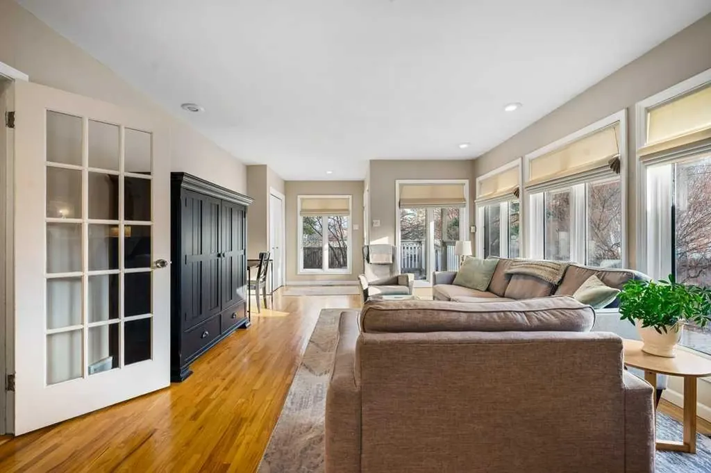 3204 24a Street SW Calgary AB T3C 1W7