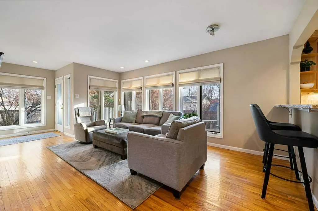 3204 24a Street SW Calgary AB T3C 1W7