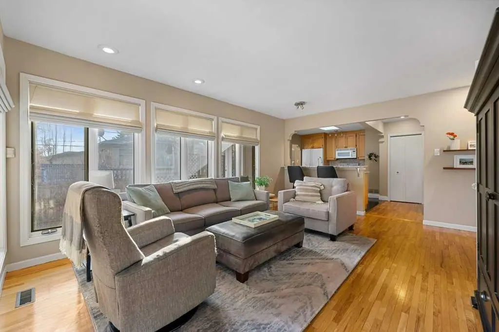 3204 24a Street SW Calgary AB T3C 1W7