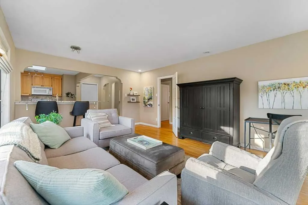 3204 24a Street SW Calgary AB T3C 1W7