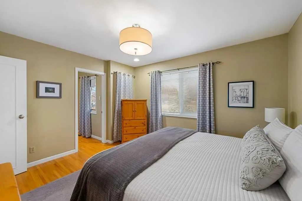 3204 24a Street SW Calgary AB T3C 1W7
