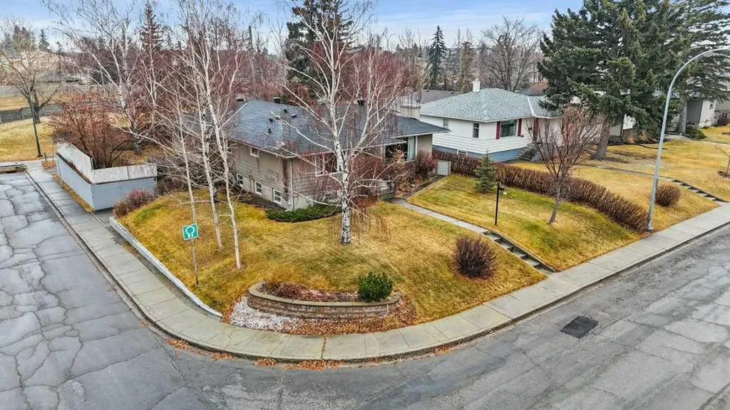 3204 24a Street SW Calgary AB T3C 1W7