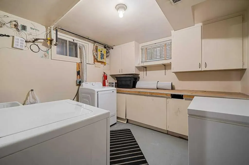3204 24a Street SW Calgary AB T3C 1W7