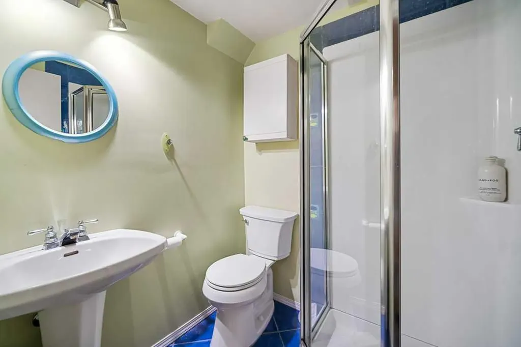 3204 24a Street SW Calgary AB T3C 1W7