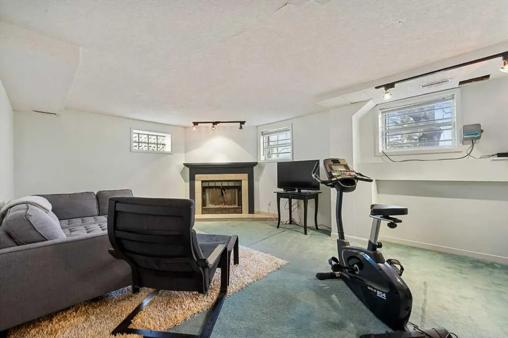 3204 24a Street SW Calgary AB T3C 1W7