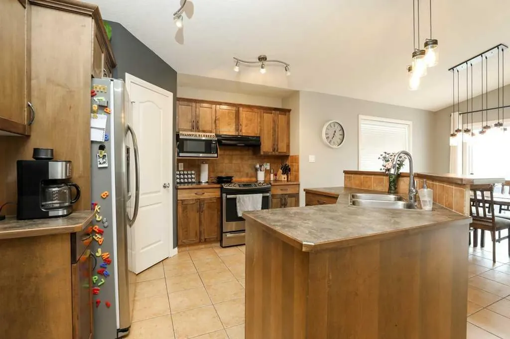 329 Grizzly Crescent N Lethbridge AB T1H 0E5