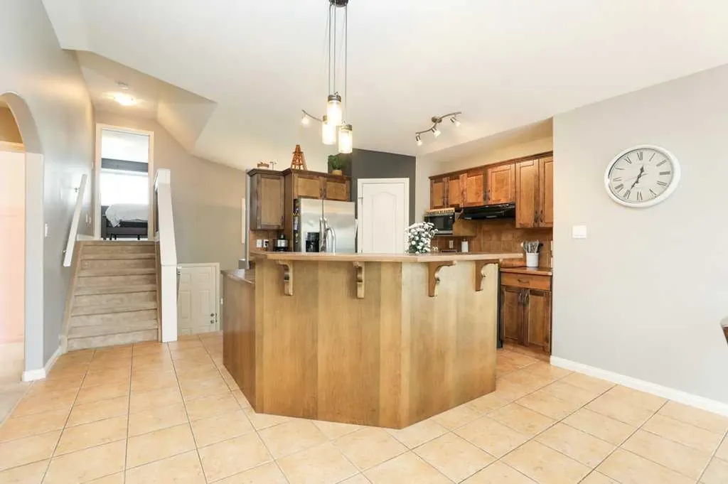 329 Grizzly Crescent N Lethbridge AB T1H 0E5