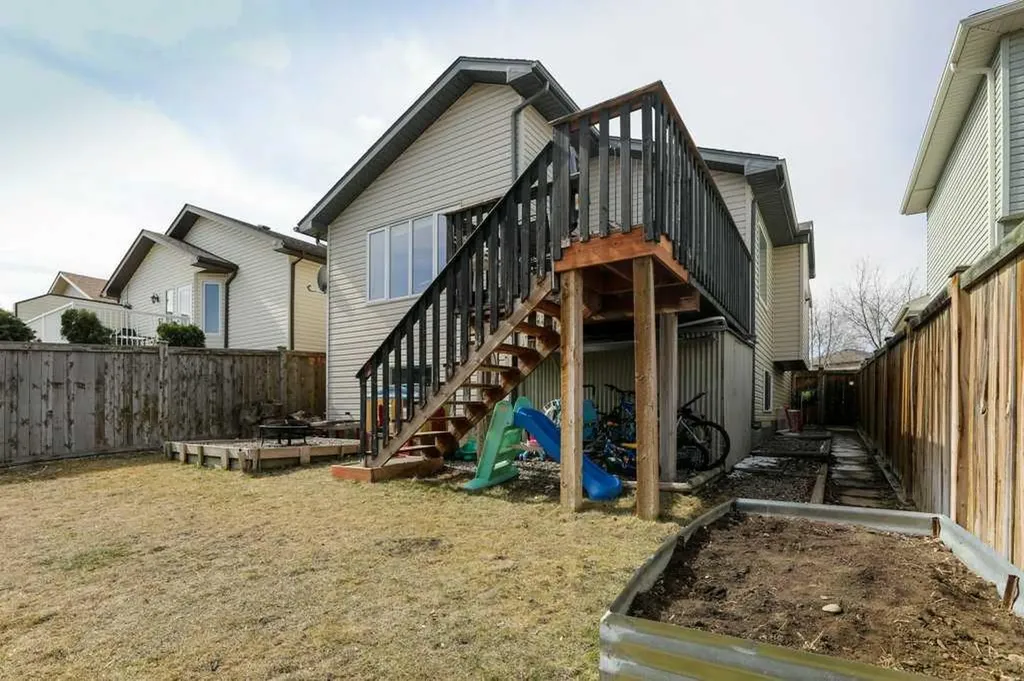 329 Grizzly Crescent N Lethbridge AB T1H 0E5