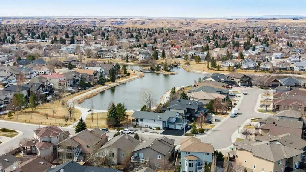 329 Grizzly Crescent N Lethbridge AB T1H 0E5