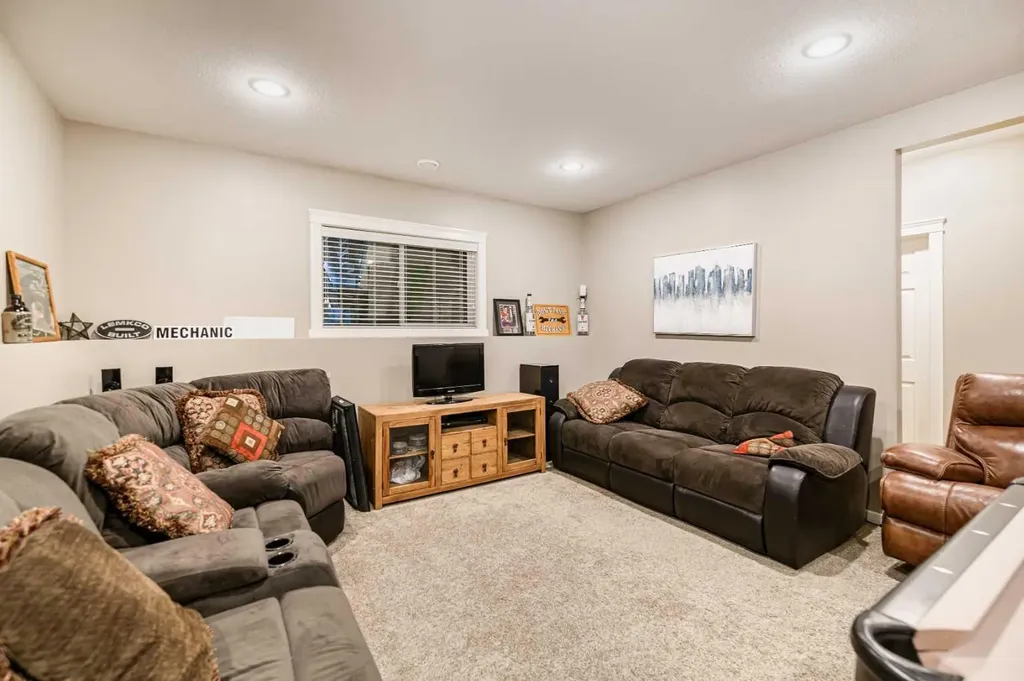 18 Mackenzie Crescent Lacombe AB T4L0B3