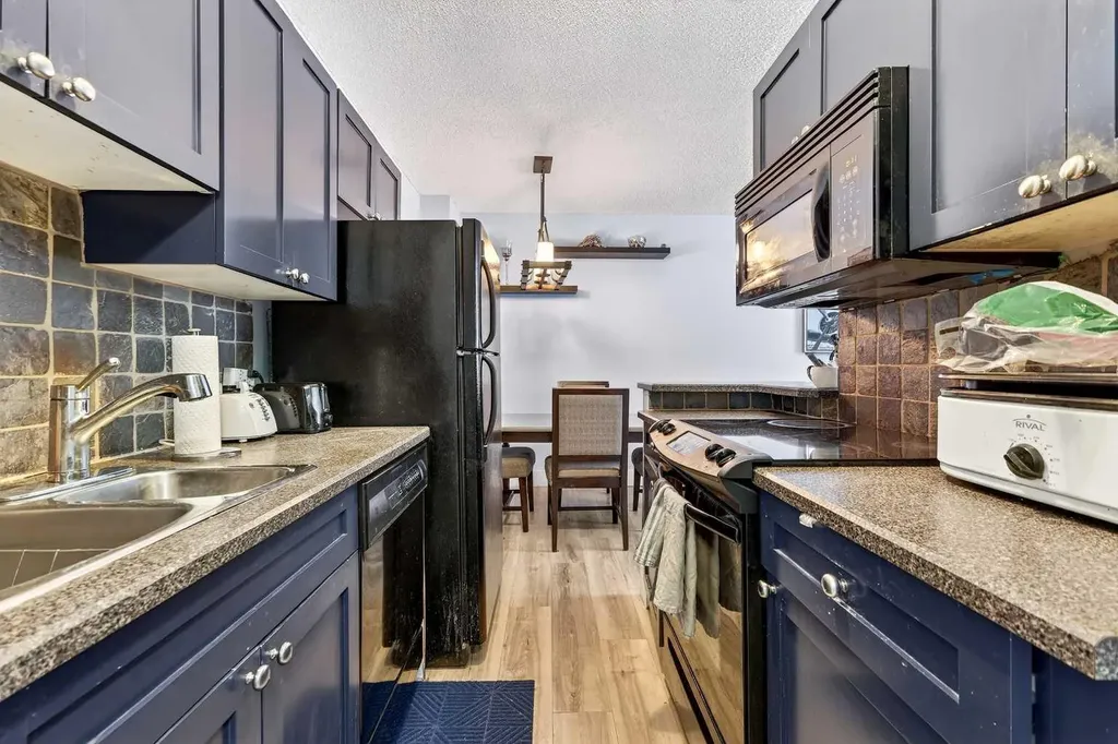 1312 13 Avenue SW Calgary AB T3C 0T3