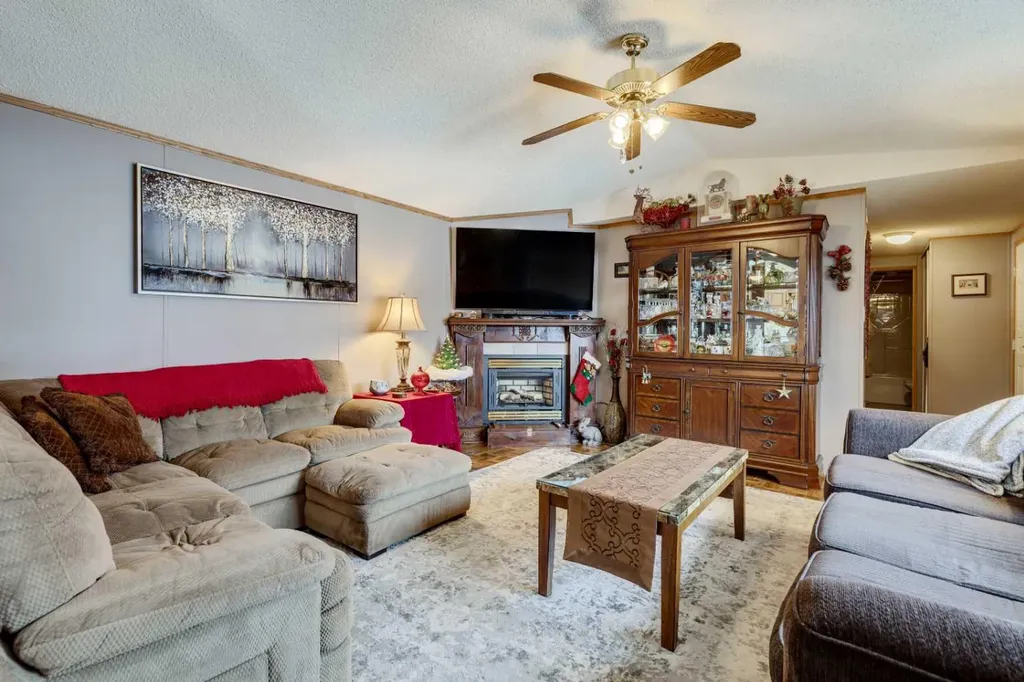 3223 83 Street NW Calgary AB T3B 5N5