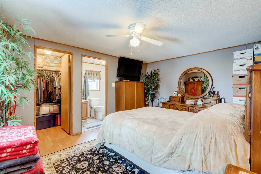 3223 83 Street NW Calgary AB T3B 5N5