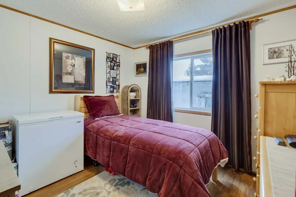 3223 83 Street NW Calgary AB T3B 5N5