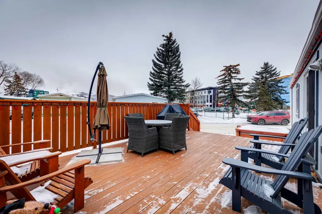 3223 83 Street NW Calgary AB T3B 5N5