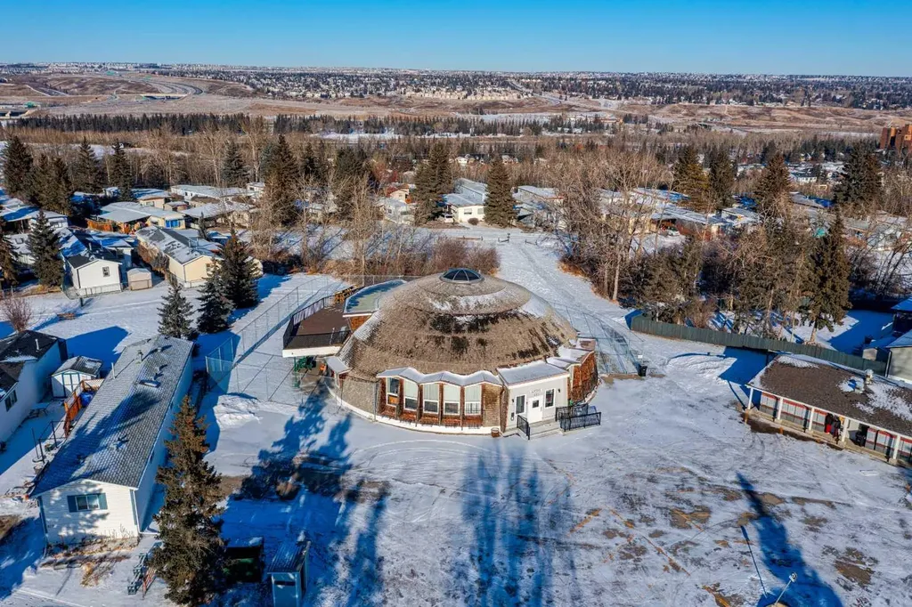 3223 83 Street NW Calgary AB T3B 5N5