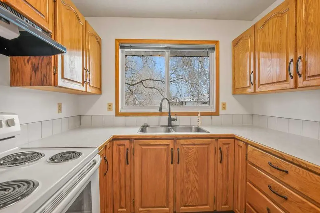 4721 46 Street Sylvan Lake AB T4S 1N3