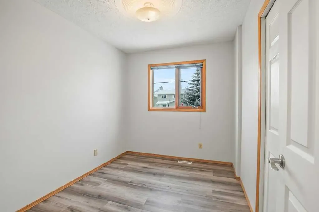 4721 46 Street Sylvan Lake AB T4S 1N3