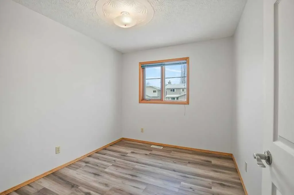 4721 46 Street Sylvan Lake AB T4S 1N3