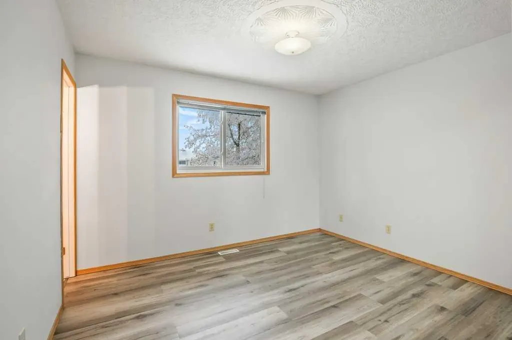 4721 46 Street Sylvan Lake AB T4S 1N3