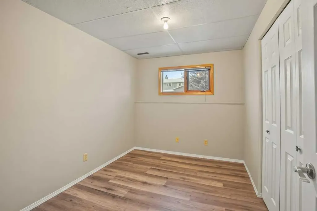 4721 46 Street Sylvan Lake AB T4S 1N3
