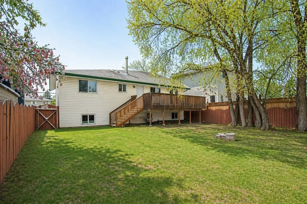4721 46 Street Sylvan Lake AB T4S 1N3