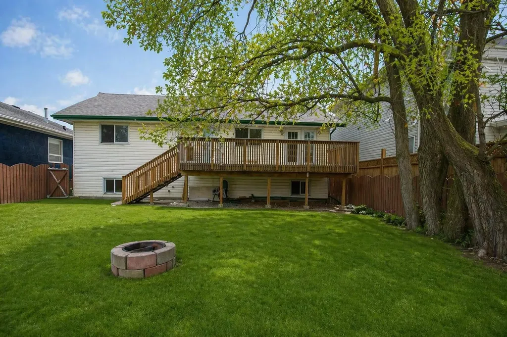 4721 46 Street Sylvan Lake AB T4S 1N3