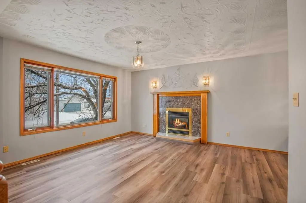 4721 46 Street Sylvan Lake AB T4S 1N3