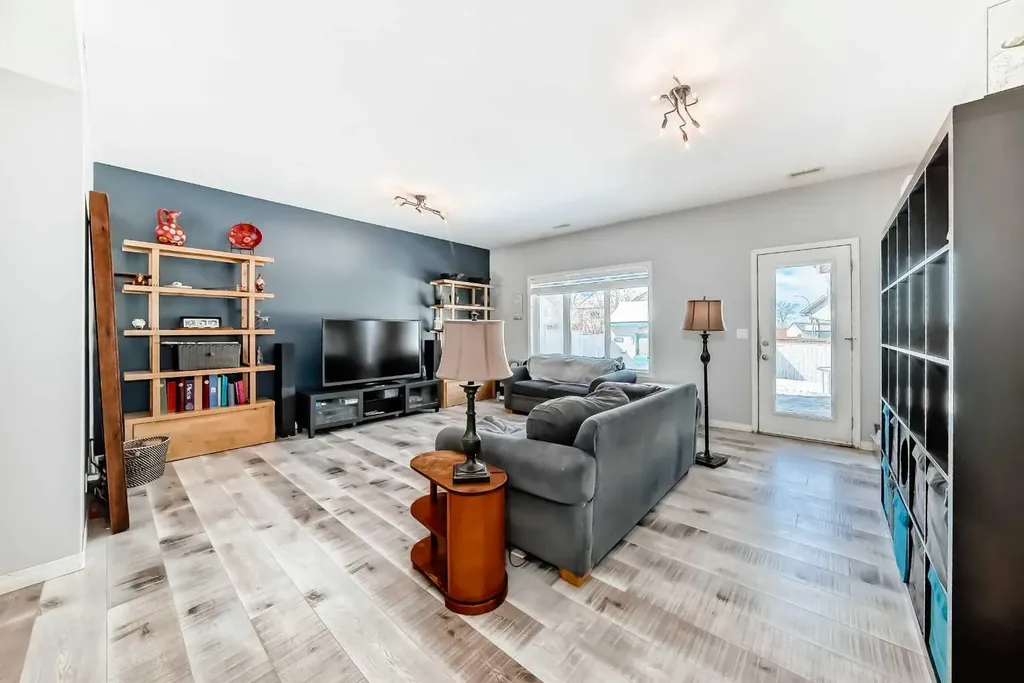 116 Old Boomer Road Sylvan Lake AB T4S 2J1