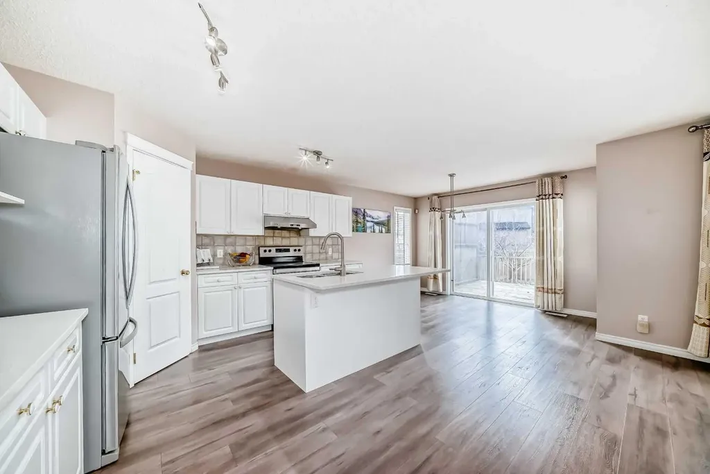 9 Somerside Crescent SW Calgary AB T2Y 4G8