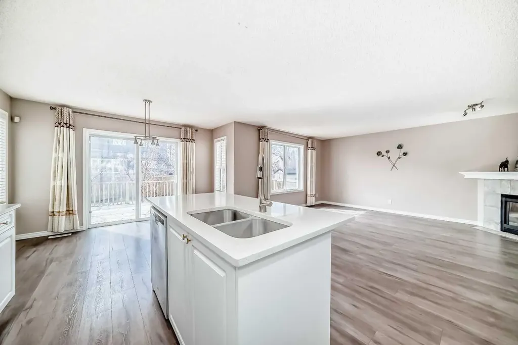 9 Somerside Crescent SW Calgary AB T2Y 4G8
