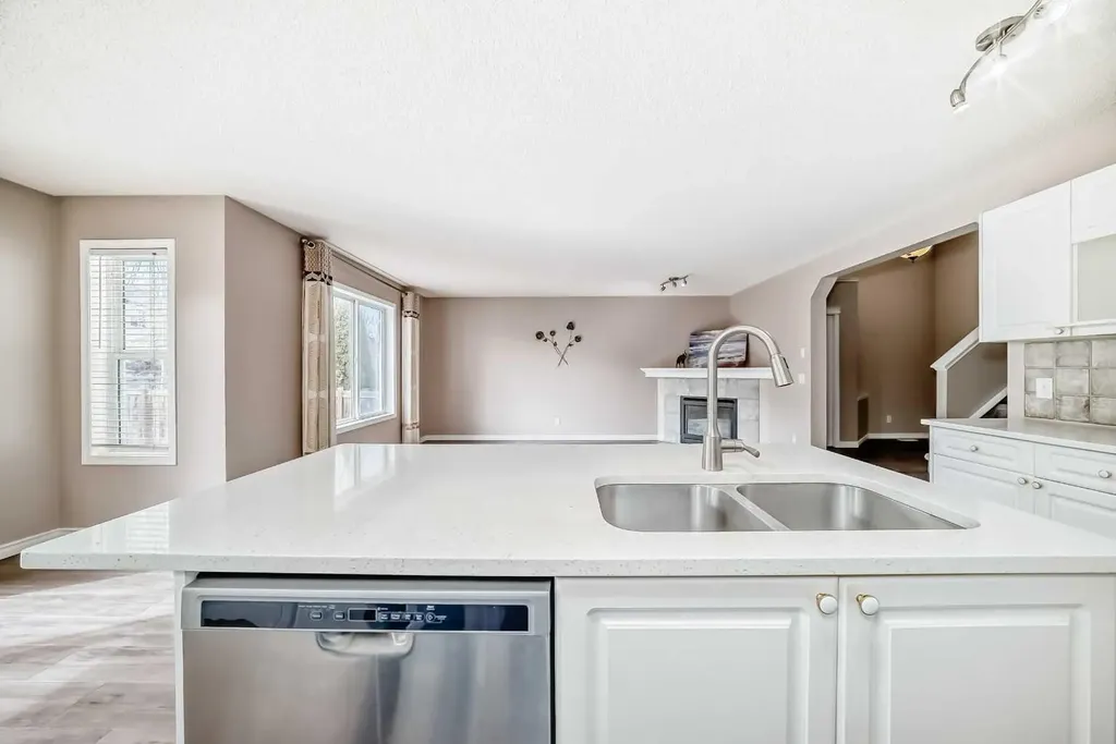 9 Somerside Crescent SW Calgary AB T2Y 4G8