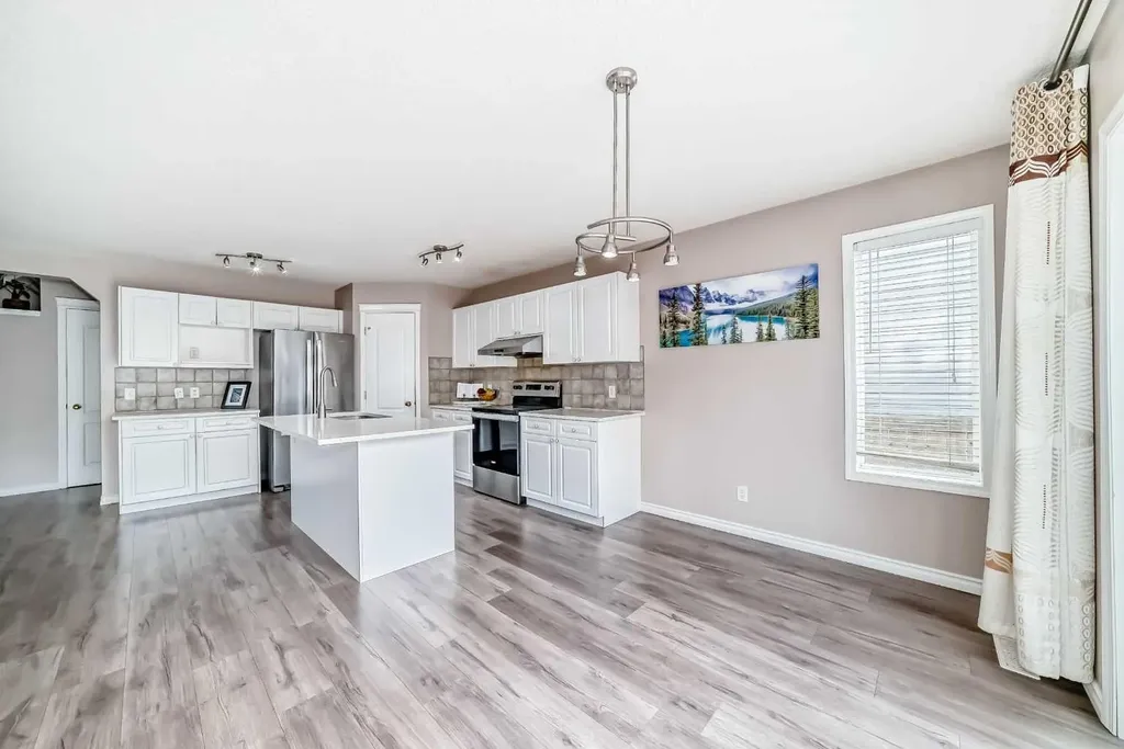 9 Somerside Crescent SW Calgary AB T2Y 4G8