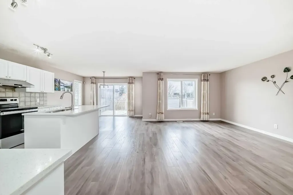 9 Somerside Crescent SW Calgary AB T2Y 4G8