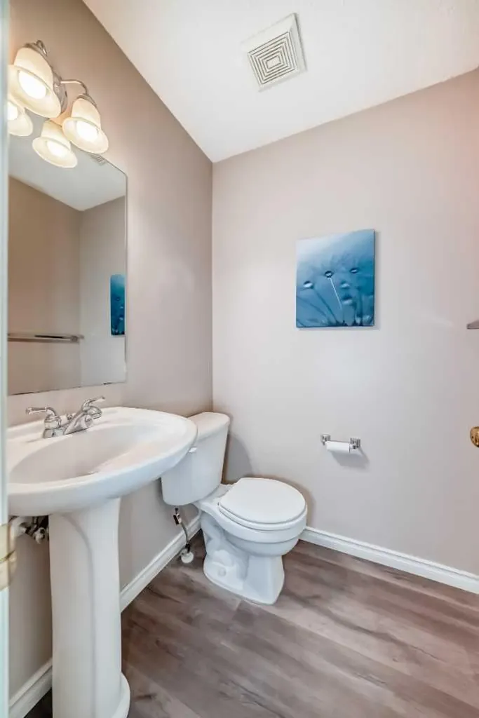 9 Somerside Crescent SW Calgary AB T2Y 4G8